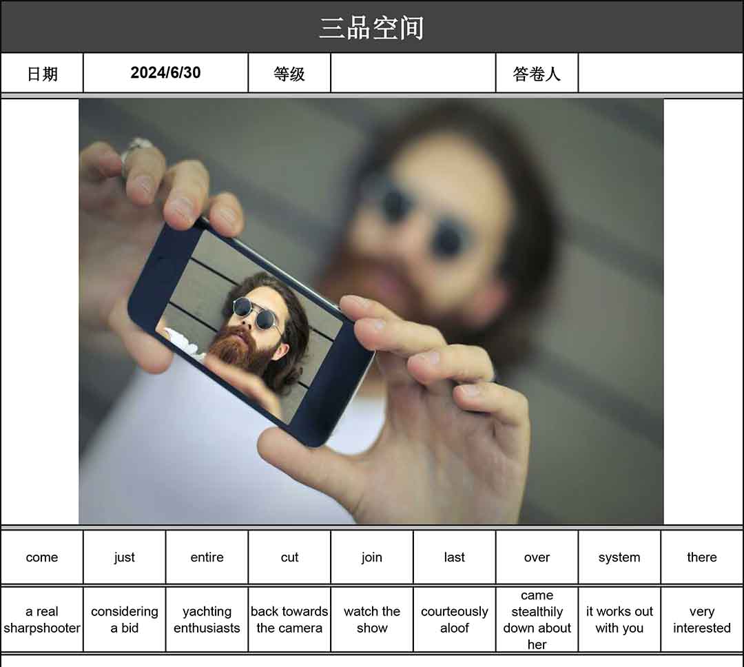 英语讲故事2024-06-30 A man took a photo of himself.jpg